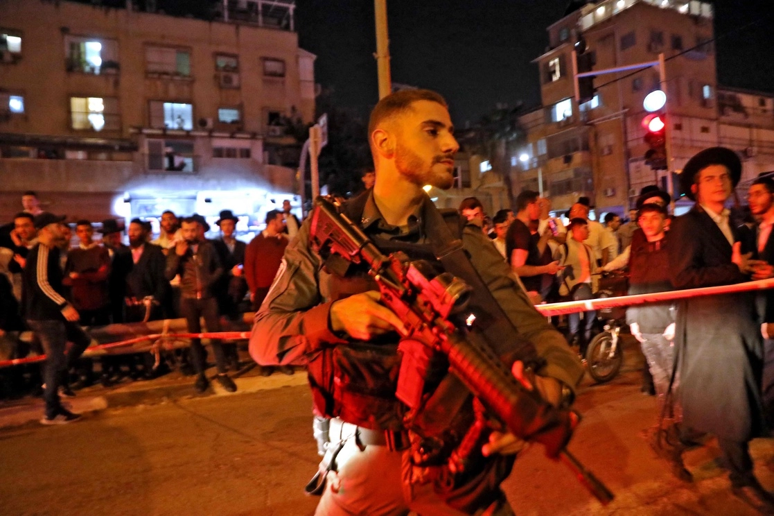 Fuerzas de seguridad en la escena de los ataques armados en Bnei Brak, Israel, el 29 de marzo de 2022. Foto Afp 