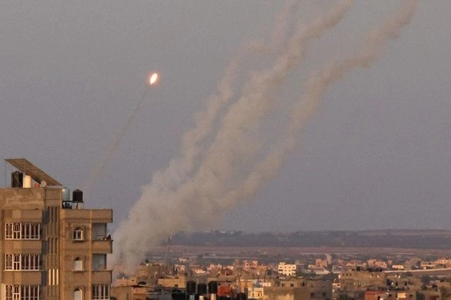 Un conjunto de cohetes es lanzado desde la franja de Gaza hacia Israel. Foto Afp
