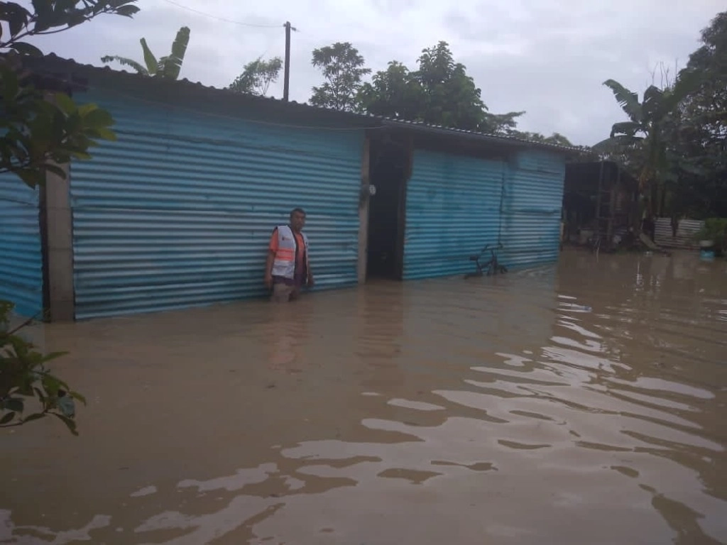 El frente frío número 11 y la depresión tropical 'Eta' han ocasionado inundaciones en varios municipios de Chiapas. Foto tomada del Twitter de @pcivilchiapas