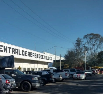Alrededor de las 5:00 horas de hoy fueron encontrados los cuerpos sin vida de los trabajadores en la Central de Abasto de Toluca. Foto tomada del Twitter de @PoliciaToluca
