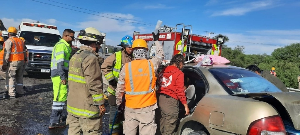 Cuatro mujeres fallecidas, entre ellas una menor de edad y dos hombres lesionados, en el accidente ocurrido a la altura del municipio Jalostotitlán, Jalisco. Foto Tomada del Twitter @PCJalisco 