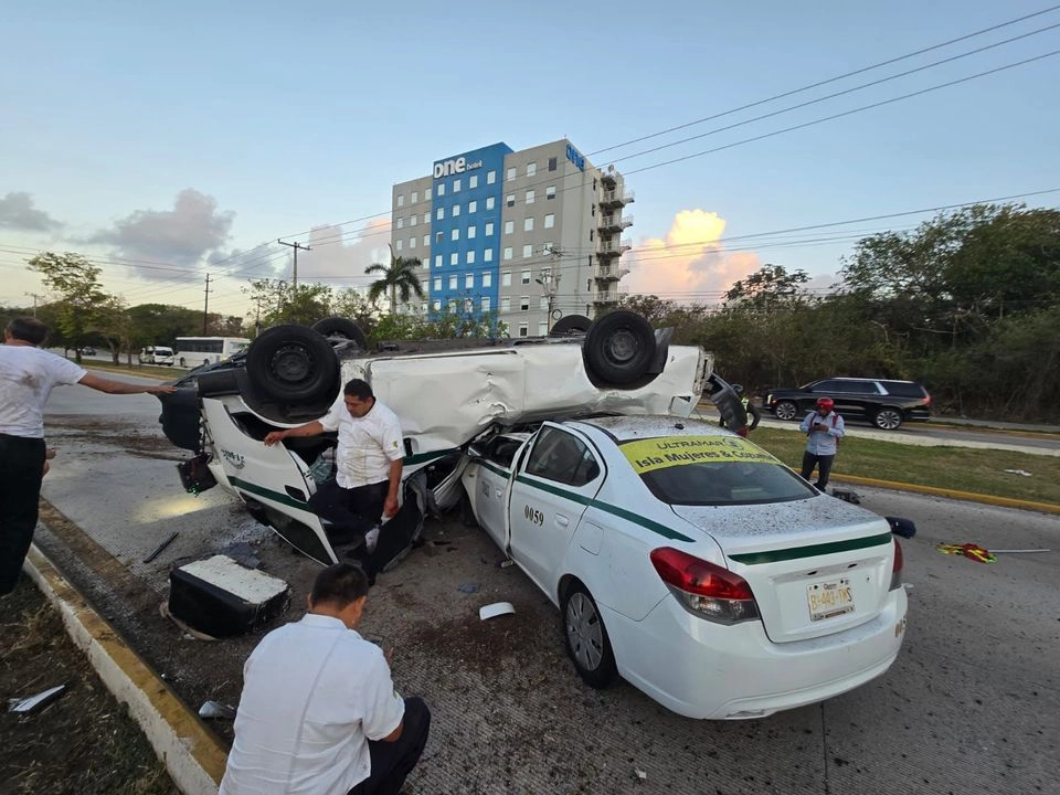 Tres automóviles estuvieron involucrados en el accidente vehicular en la avenida Tulum de Cancún, QR, donde fallecieron cuatro personas. Foto