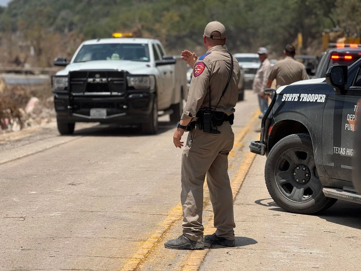 El accidente entre un auto robado y un autobús ocurrió en la autopista interestatal 35 en Texas, EU. Foto  