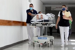 Recorrido en un hospital en imagen de archivo. Foto Roberto García Ortiz
