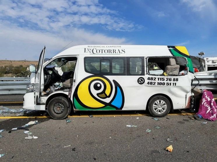 Al menos ocho personas perdieron la vida luego de que una camioneta de transporte de personal se impactara contra un muro de contención en San Luis Potosí. Foto: Vicente Juárez