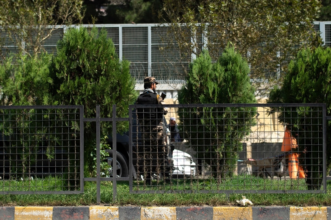 Un combatiente talibán vigila la entrada de la embajada rusa en Kabul, tras el atentado, el 5 de septiembre de 2022. Foto Afp 