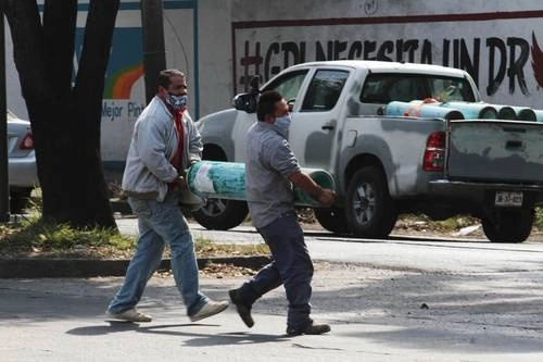 Habitantes de Guadalajara, Jalisco, adquieren tanques de oxígeno para familiares contagiados de Covid-19. El estado se encuentra en semáforo rojo, con más de ocho mil muertes. Foto Arturo Campos Cedillo