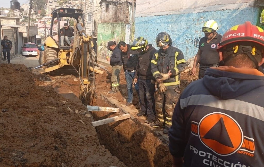 Protección civil, bomberos y compañeros de la obra laboran en el rescate de los cuerpos. Foto @SGIRPC_CDMX