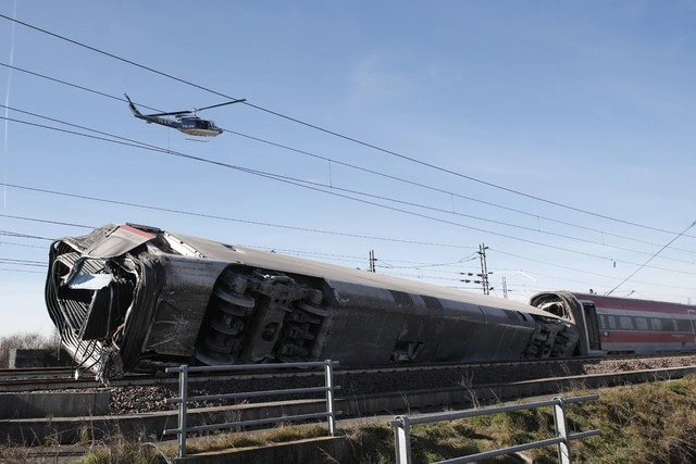 El accidente ocurrió mientras el tren de pasajeros circulaba entre Milán y Salermo, en Italia. Foto Ap