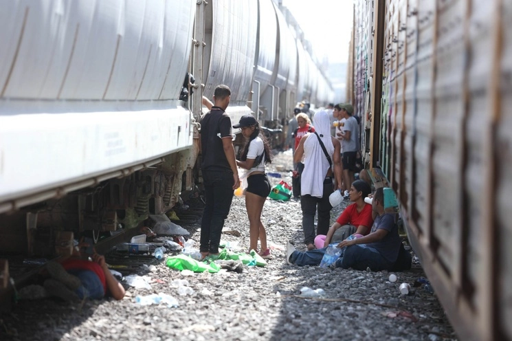 Migrantes en Ciudad Frontera, Coahuola, se mantienen sobre los trenes en espera de que arranquen la llamada "Bestia" y los lleve a Piedras Negras, para así poder cruzar el Río Bravo rumbo a Estados Unidos, el 25 de septiembre de 2023. Foto Cuartoscuro
