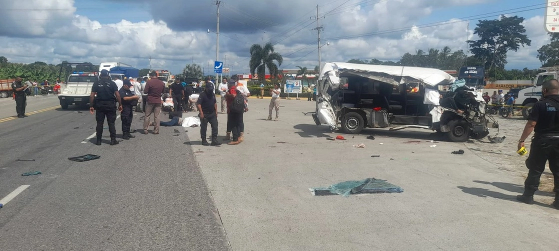 Dos migrantes muertos fue el saldo del choque entre un camión tortón y una combi de pasajeros en el municipio de Suchiate, Chiapas. Foto Cuartoscuro