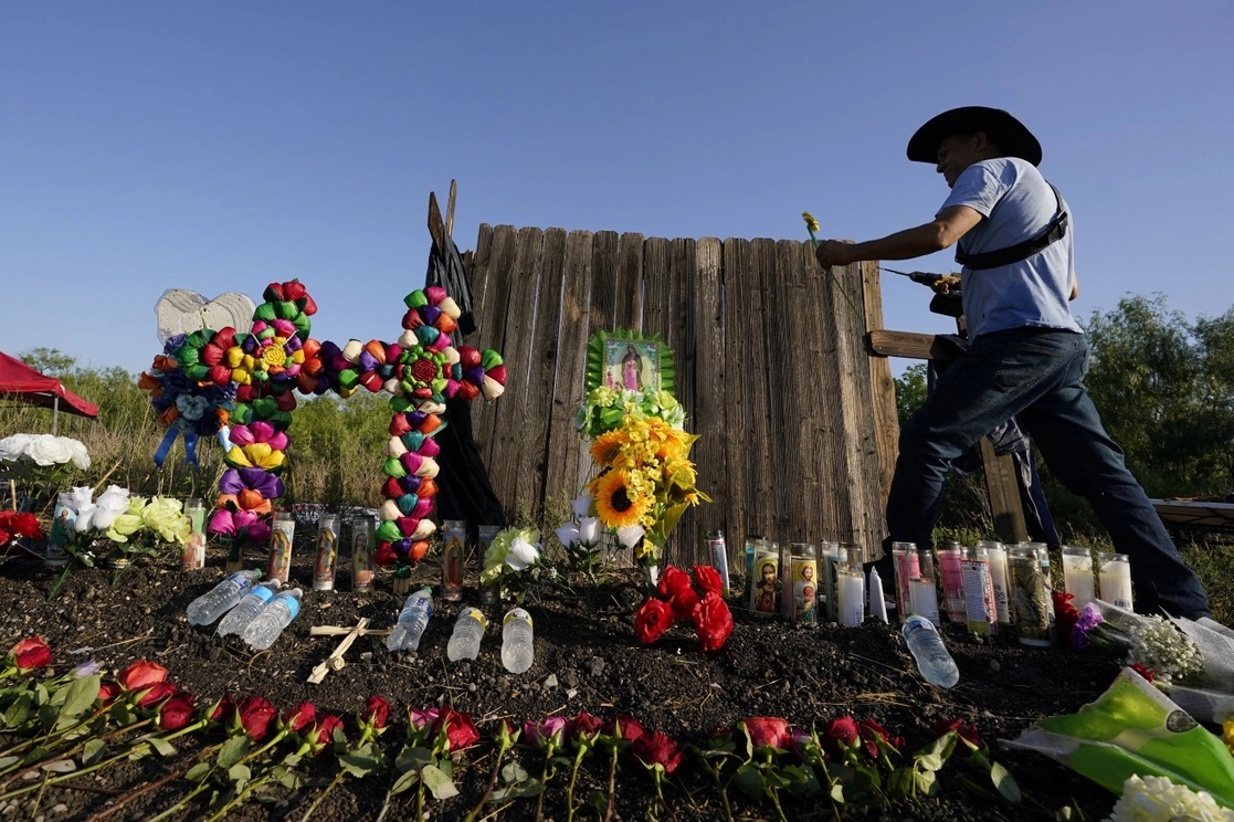 En el memorial para los migrantes fallecidos, encontrados en un tráiler en una carretera cercana a San Antonio, Texas, el 29 de junio de 2022. Foto Ap