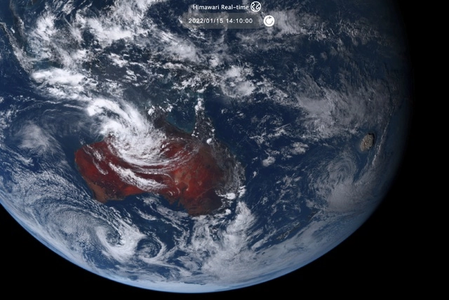 La erupción volcánica submarina en el Pacífico desató ayer el pánico, con un tsunami que provocó olas de 1.20 metros en la capital Nuku'alofa y así como en Japón. Imagen satelital de NICT, vía Ap