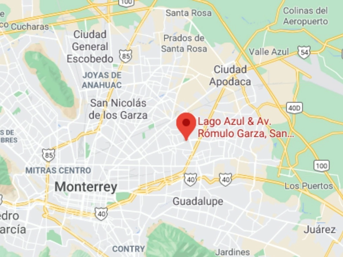 El accidente ocurrió en el cruce de la avenida Rómulo Garza y Lago Azul, en la municipio de San Nicolás de la Garza, Nuevo León. Imagen tomada de Google Maps