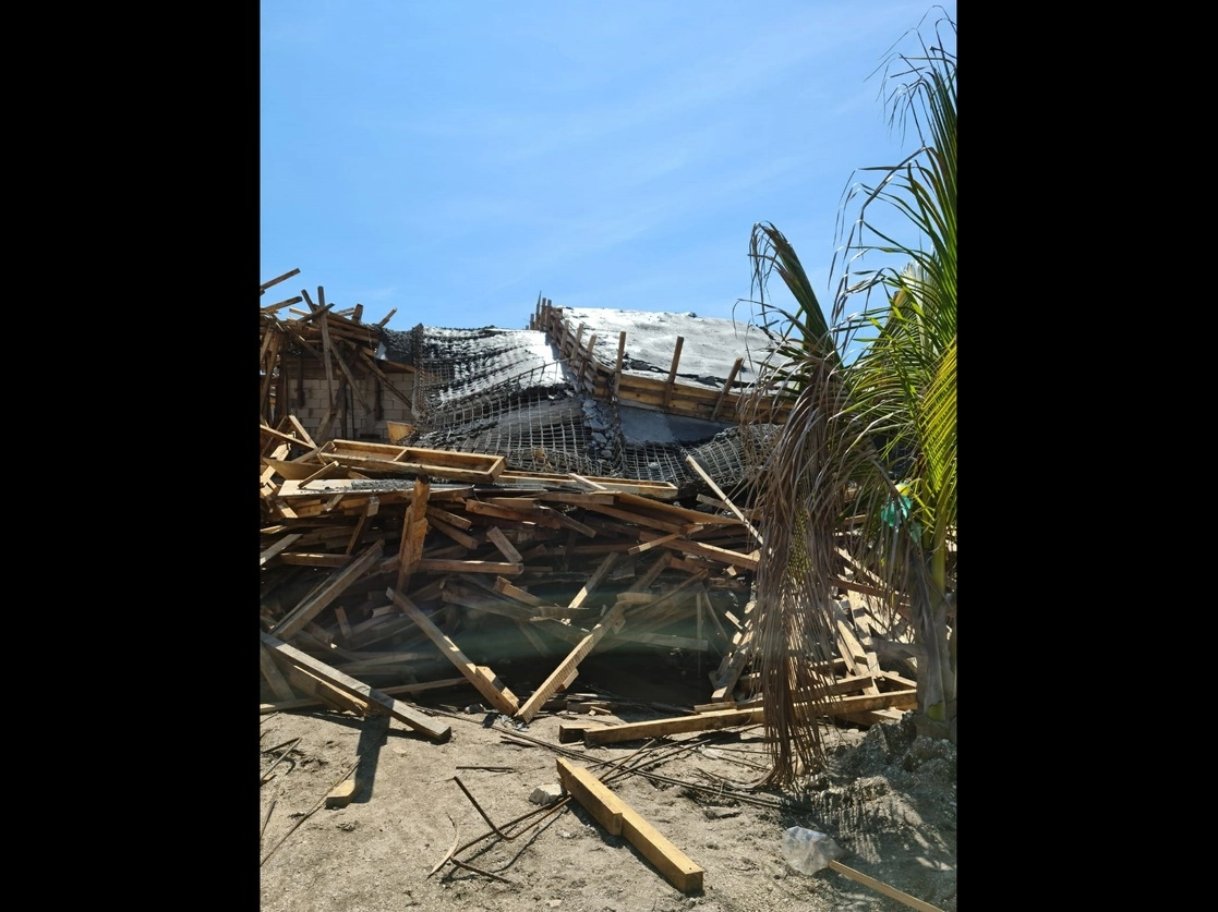 La edificación de la Unidad Deportiva de la colonia Renovación III Sección de Ciudad del Carmen, está a cargo de LAX Constructora S.A. de C.V. Foto La Jornada