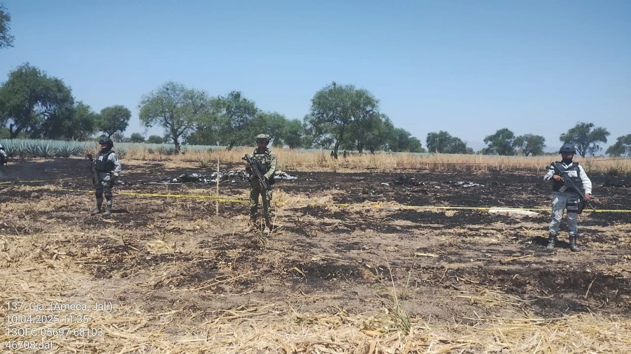 Personal de la Fuerza Aérea Mexicana custodian las cercanías de a carretera Ameca-Guadalajara, en el poblado de El Quelite, donde la avioneta se estrelló. Foto 