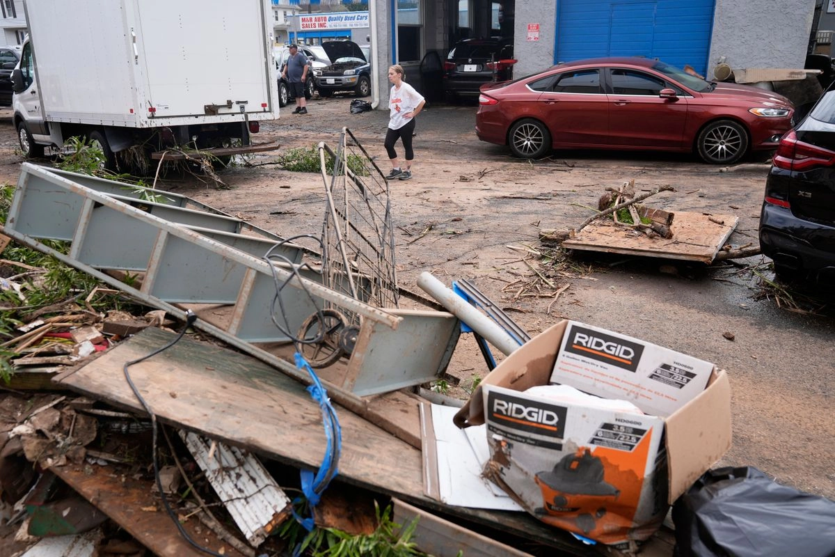 Jennifer Siegel-Luersen en una calle llena de escombros tras una inundación en North Plainfield, Nueva Jersey, el martes 15 de julio de 2025. Foto Ap
