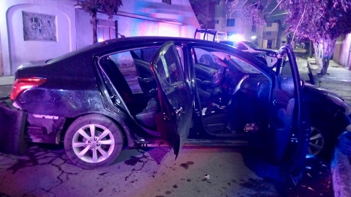 Un sujeto que escapaba del lugar y que abrió fuego contra policías municipales fue detenido luego de impactar su vehículo en un árbol. Foto 