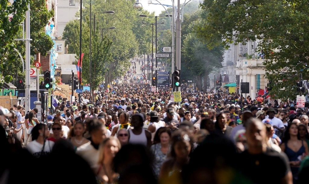 Multitudes en Ladbroke Grove, Londres, durante la celebración del Carnaval de Notting Hill en el oeste de Londres, el 26 de agosto de 2024. Foto Lucy North / vía Ap