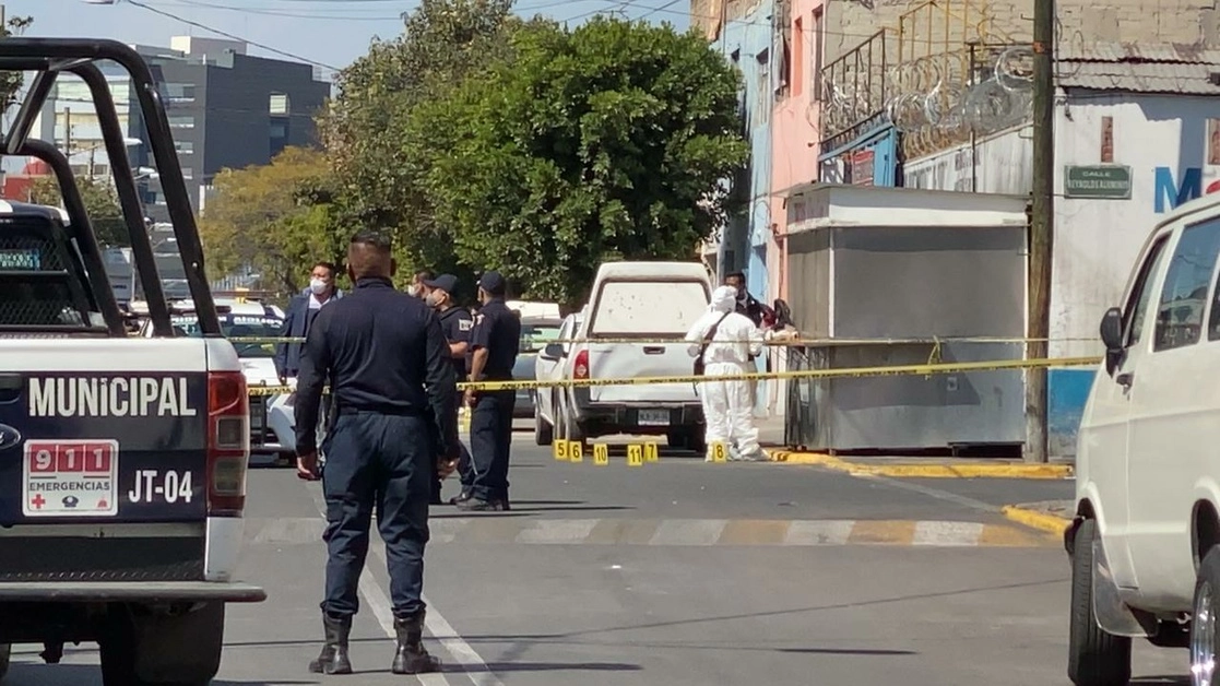 Dos policías de Tlalnepantla murieron durante un enfrentamiento registrado este viernes en  la unidad habitacional Vista Hermosa, el 22 de enero de 2021. Foto La Jornada