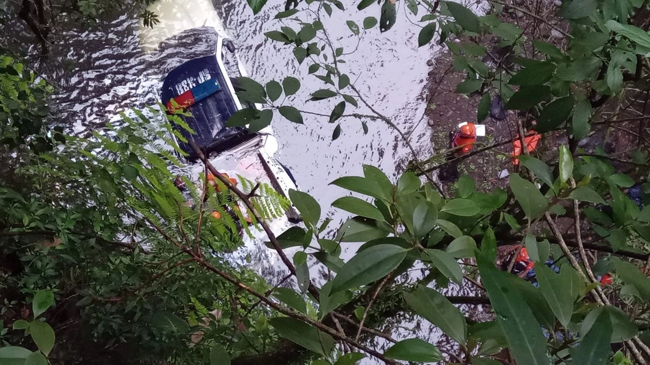 Una patrulla de la Secretaría de Seguridad Pública del estado de Veracruz, con seis elementos a bordo, cayó a un barranco en el puente Matlacobatl en el municipio de Teocelo. Dos de ellos murieron. Foto
