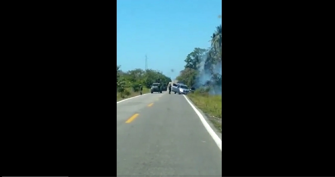 Los elementos lograron repeler el ataque de los pistoleros. Foto La Jornada