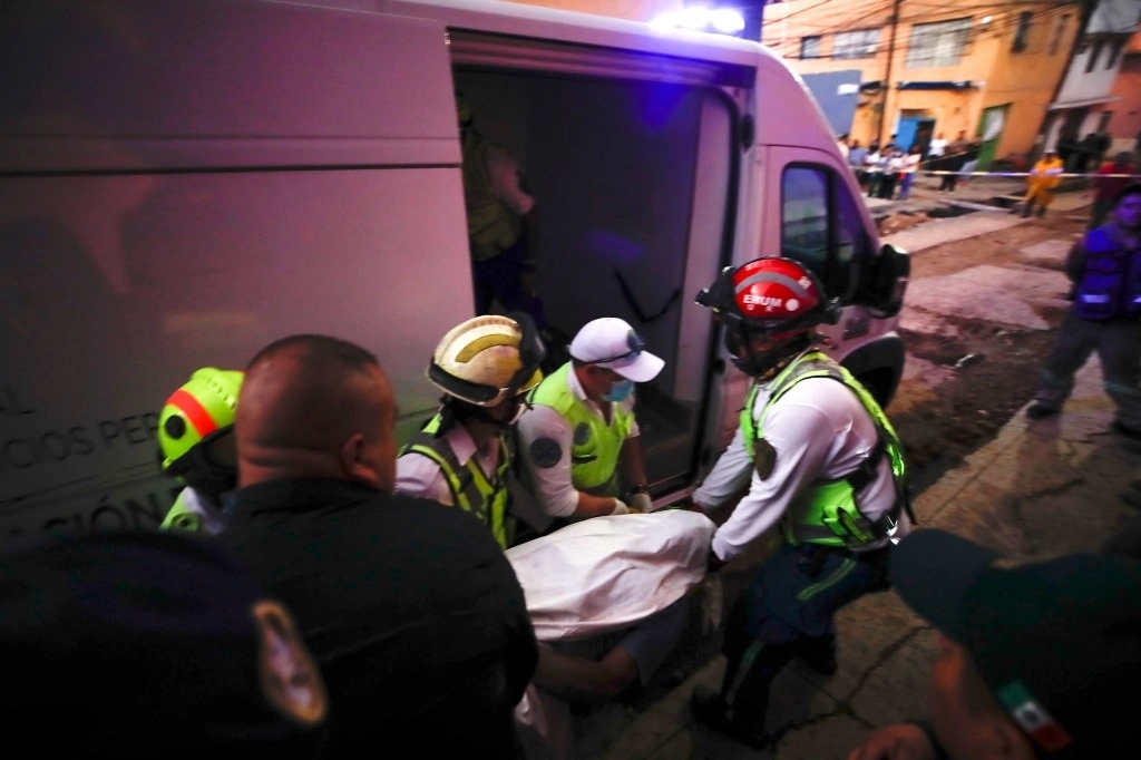 Dos trabajadores muertos y un lesionado resultaron por el deslizamiento en una obra en la alcaldía Álvaro Obregón, este 29 de marzo del 2023. Foto Víctor Camacho 
