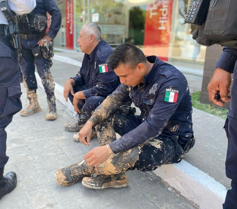 Personal que trabajó en el rescate de los cuerpos reacciona al sacar los cadáveres. Foto