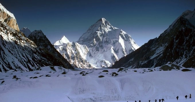 El K2 es una montaña de gran dificultad. Más de 80 alpinistas han muerto intentando el ascenso, y unos 450 han logrado pisar la cima. Foto Twitter @TheCelticCross
