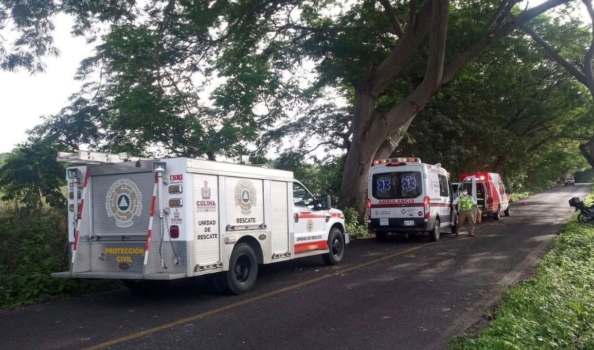 Paramédicos de la Cruz Roja y personal de Protección Civil acudieron al lugar para atender a los heridos y trasladarlos a un hospital. Foto


