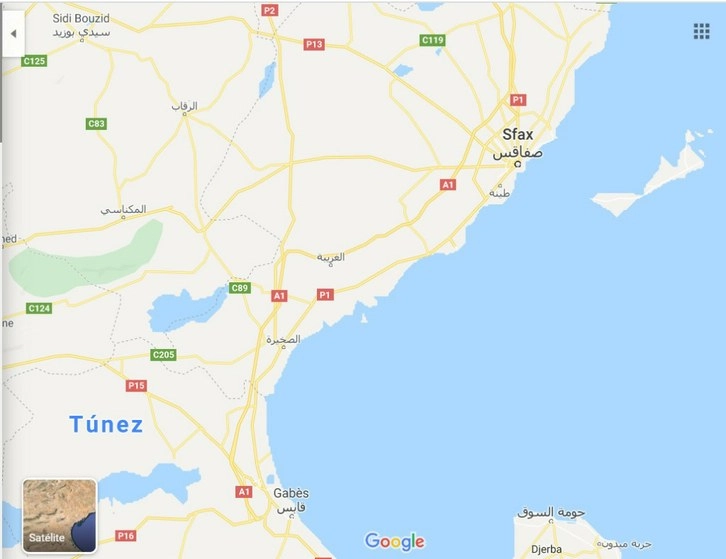 El barco zarpó en la noche del 4 al 5 de junio desde las costas de Sfax, y en los últimos días pescadores tunecinos fueron hallando cadáveres flotando ante las islas Kerkennah. Imagen tomada de Google Maps 