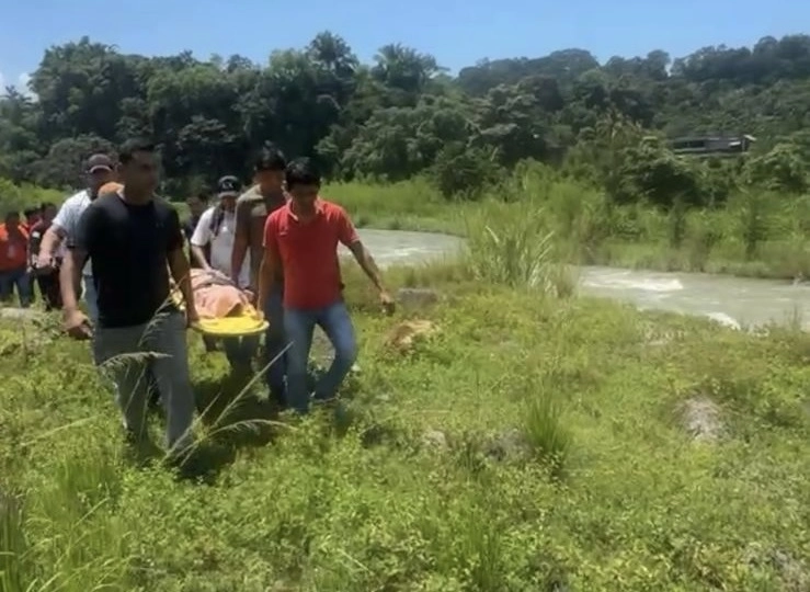 Las personas cayeron al afluente y fueros arrastradas río abajo, por lo que brigadistas de Protección Civil de Tuxtla Chico en el lado mexicano y bomberos de El Carmen en el lado guatemalteco emprendieron una intensa labor de rescate de las víctimas. Foto Cortesía para La Jornada  