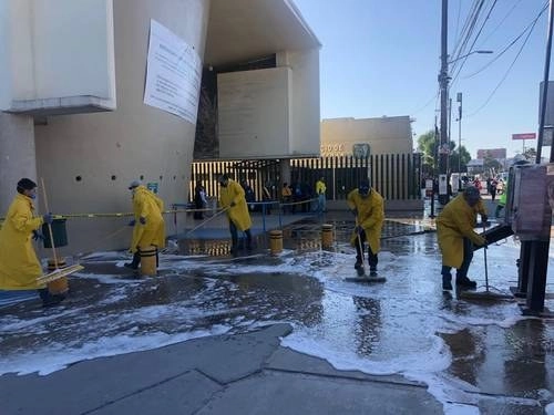 Trabajadores del ayuntamiento de Tijuana desinfectaron banquetas, calles y estacionamientos contiguos a la clínica número 20 del Instituto Mexicano del Seguro Social con la finalidad de evitar la propagación del Covid-19. Foto cortesía de 'La Jornada Baja California'