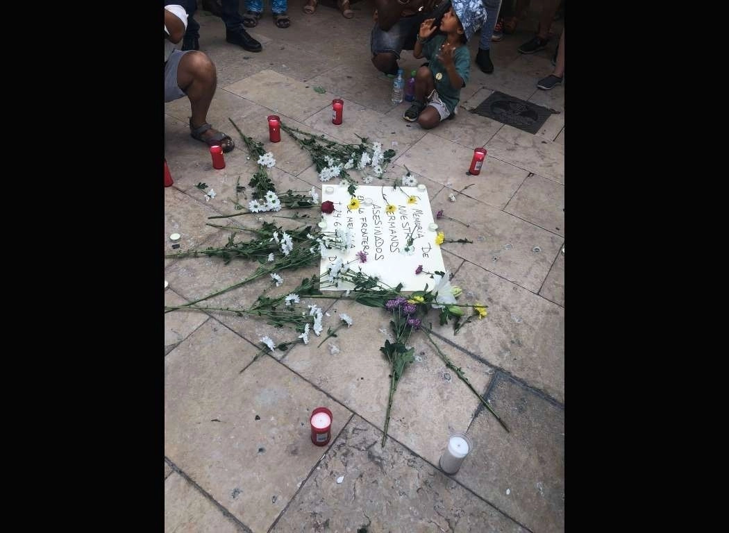 En imagen de archivo, con flores y veladoras recuerdan a los 23 migrantes que murieron en un intento masivo de ingresar al enclave español de Melilla desde Marruecos. Foto Europa Press 