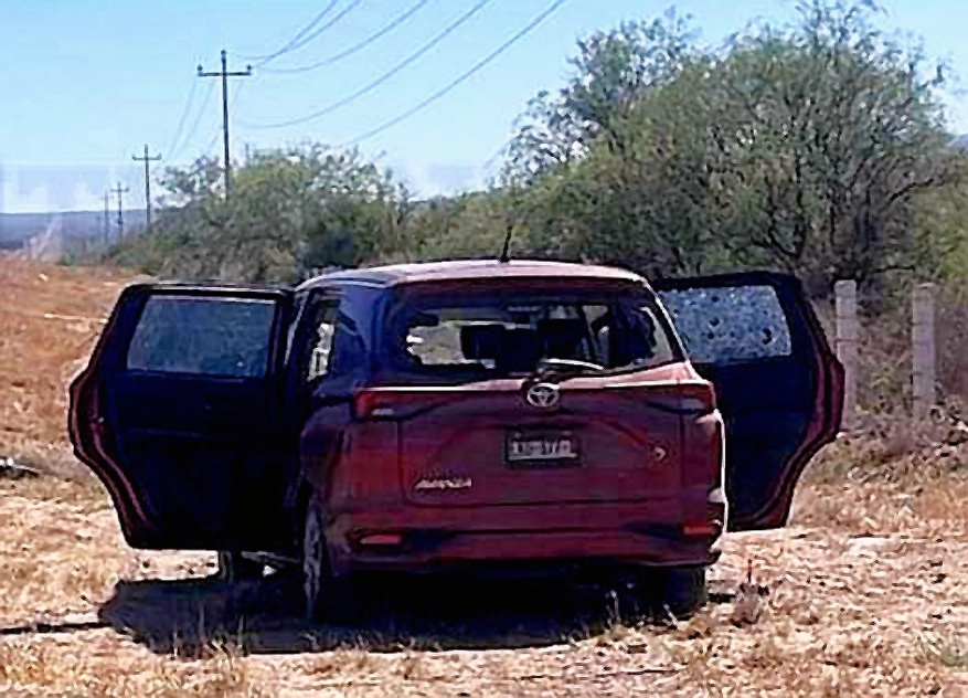 La familia se trasladaba en una camioneta Toyota-Avanza, cuando presuntos integrantes del crimen organizado, habrían intentado detenerlos, supuestamente para despojarlos del vehículo. Foto Alfredo Valadez Rodríguez 