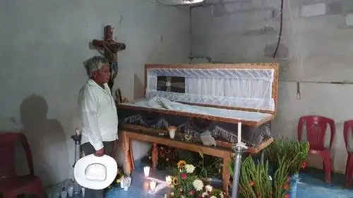 Funeral de una persona que murió por consumir una bebida adulterada en el pueblo de Telixtac, municipio de Axochiapan, Morelos. Foto ‘La Jornada’ /Archivo