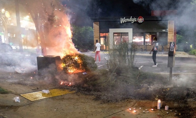 Los manifestantes hicieron barricadas frente a un restaurante donde asesinaron a una de las personas. Foto Ap