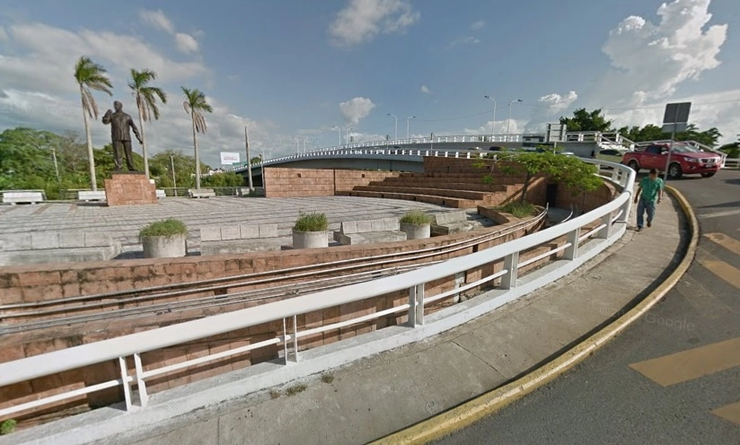 La camioneta chocó contra la valla metálica del puente Grijalva Tres, en la capital de Tabasco, y cayó de una altura mayor a los dos metros. Foto tomada de Google Maps