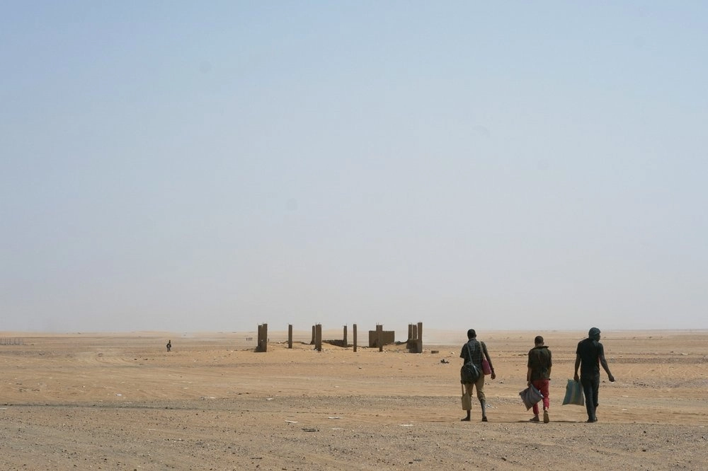Las autoridades tunecinas dijeron recientemente que han visto un aumento de migrantes desde los países africanos que intentan atravesar Argelia y Túnez. En la imagen, migrantes caminan en Assamakka, una pequeña ciudad del desierto del Sahara, ubicada al norte de Níger, y uno de los principales pasos fronterizos con Argelia. Foto Ap / Archivo