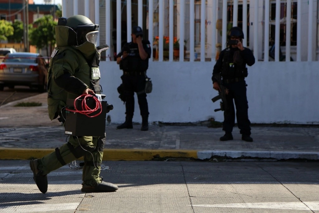 Personal militar atendiendo al llamado por una bomba casera en junio de 2017. Foto Cuartoscuro