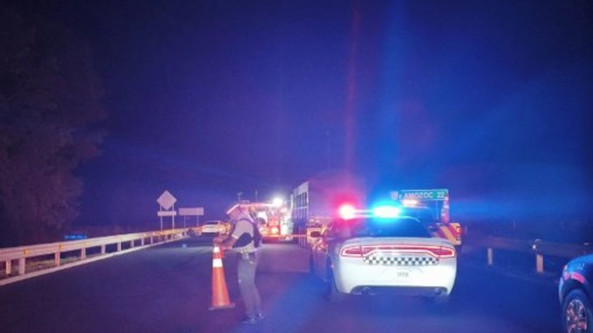Los comerciantes viajaban la noche de ayer, lunes, a bordo de una camioneta cuando sufrieron un intento de asalto y en su afán de evadir a los delincuentes, el conductor perdió el control de la unidad que fue alcanzada por un tráiler. 