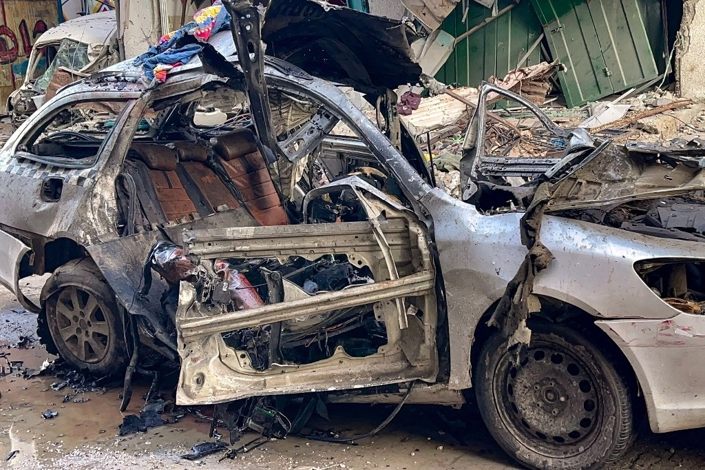 El auto en el que tres de los hijos del jefe de Hamas, Ismail Haniyeh, murieron tras un bombardeo israelí, al oeste de la ciudad de Gaza. Foto Afp 