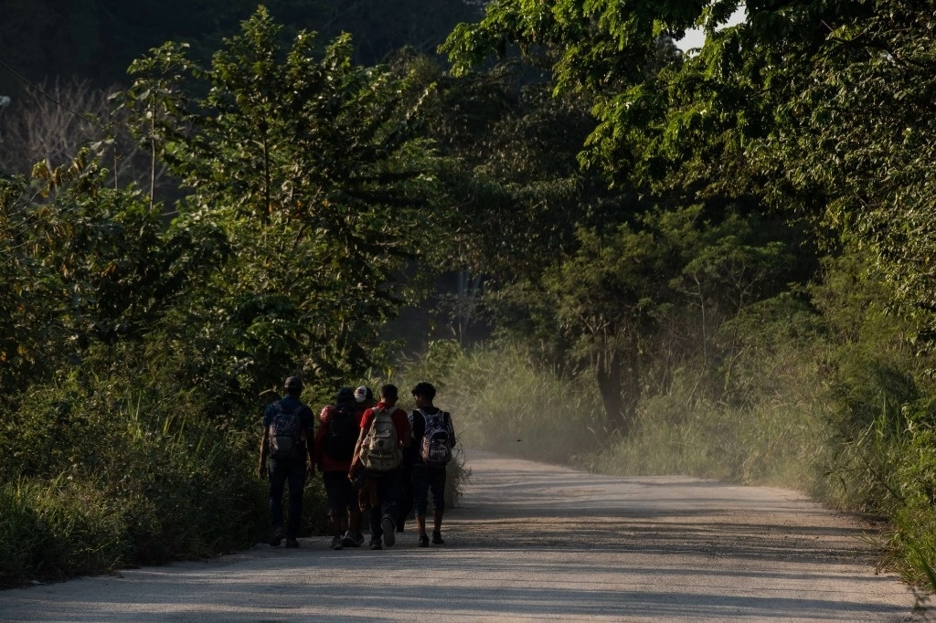 Migrantes exponen su vida al caminar a la orilla de la carretera. Foto Cuartoscuro/Archivo