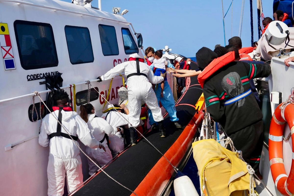 Personal de la Guardia Costera italiana evacua a migrantes del buque NADIR, operado por la organización alemana de ayuda humanitaria RESQSHIP, frente a la costa de la isla de Lampedusa, el 23 de agosto de 2025. Foto 