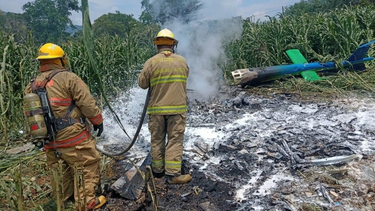 La Unidad Estatal de Protección Civil y Bomberos de Jalisco reportó la muerte de al menos tres personas tras el desplome de un helicóptero en la comunidad de La Higuera, del municipio de Tuxpan. Foto La Jornada