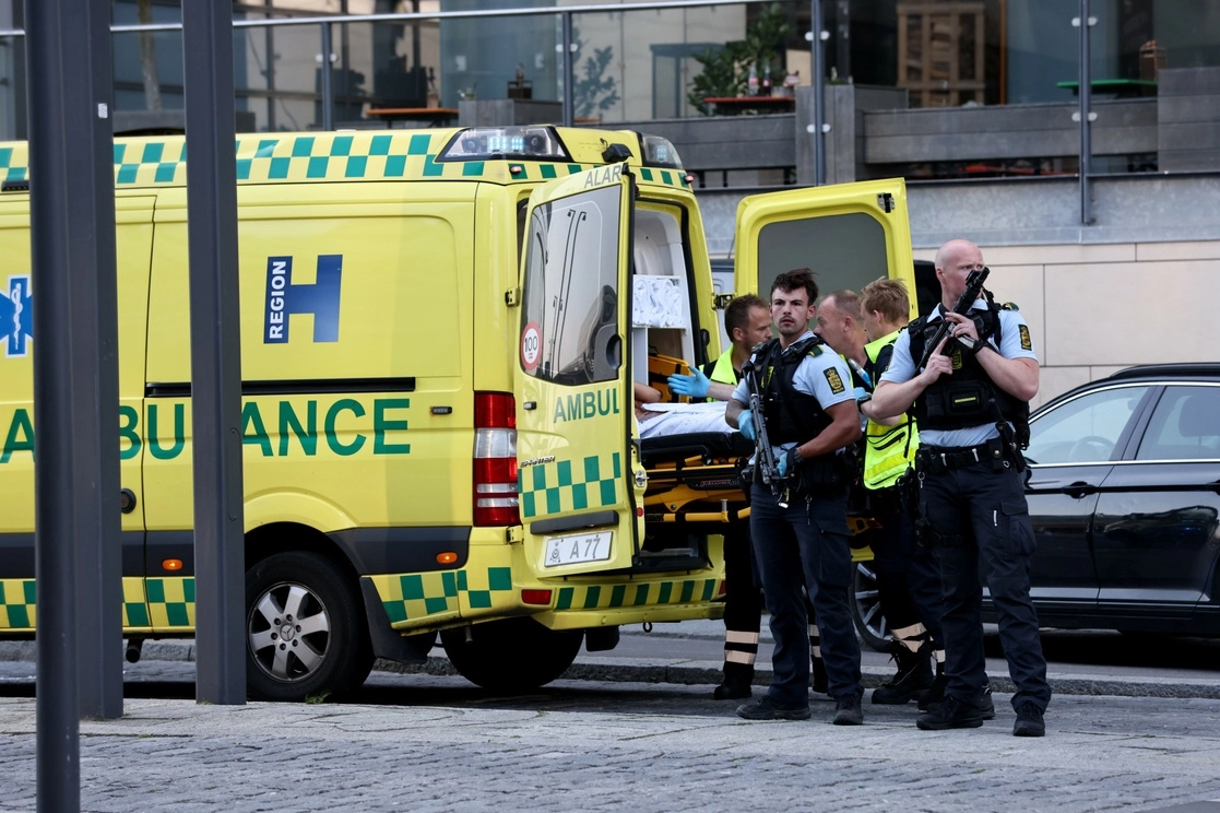 Policías y rescatistas laborando frente al centro comercial Fields donde se registró un tiroteo, en Copenhague, Dinamarca. Foto Xinhua