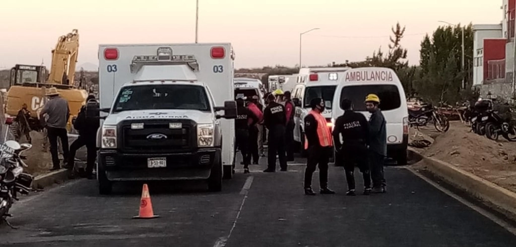 Al rescate de cuerpos se sumaron elementos de las policías estatal, municipal y de protección civil local. Foto La Jornada
