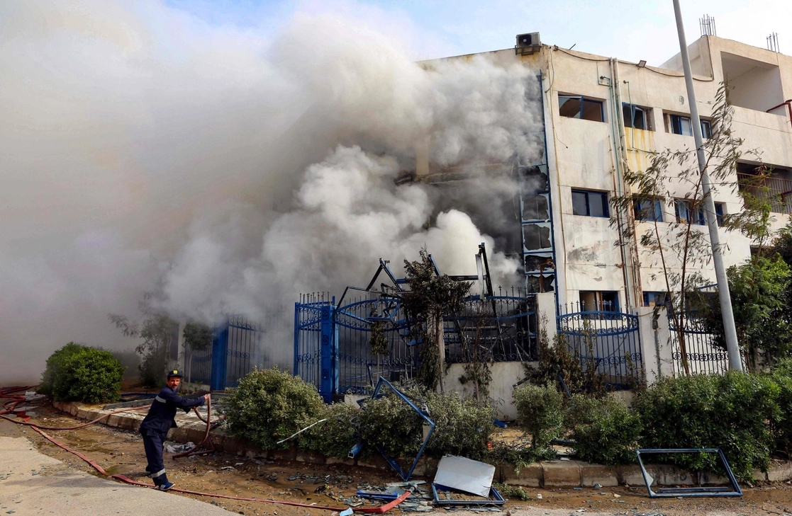 Al menos 20 personas murieron y 24 resultaron heridas en el incendio de un fábrica textil en los suburbios al este de El Cairo, el 11 de marzo de 2021. Foto Afp 