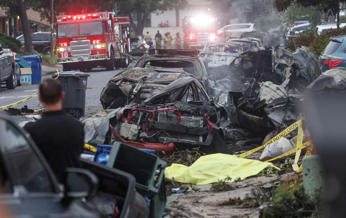 Investigadores inspeccionan el lugar donde una avioneta se estrelló en una calle residencial de San Diego, California, el 22 de mayo de 2025. Foto