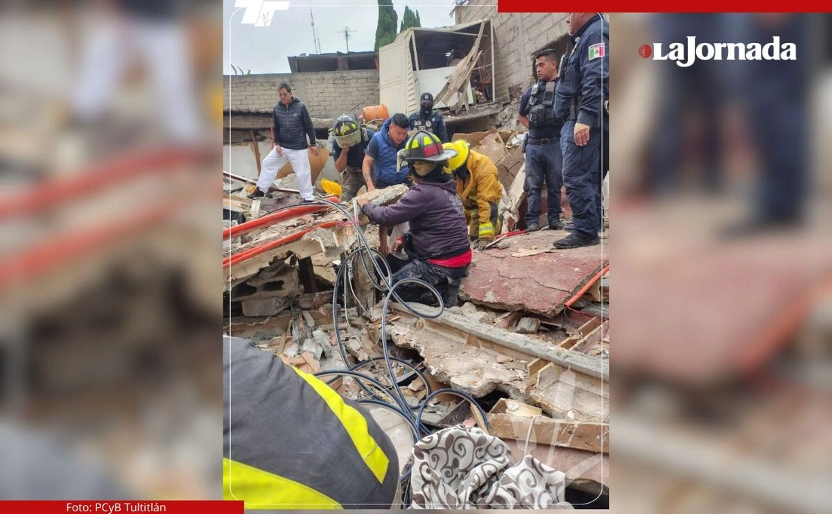Personal de Protección Civil y Bomberos realiza la remoción de escombros, en tanto, persona del la Fiscalía General de Justicia del Estado de México (FGJEM) inicia las investigaciones correspondientes para confirmar la causa del accidente.